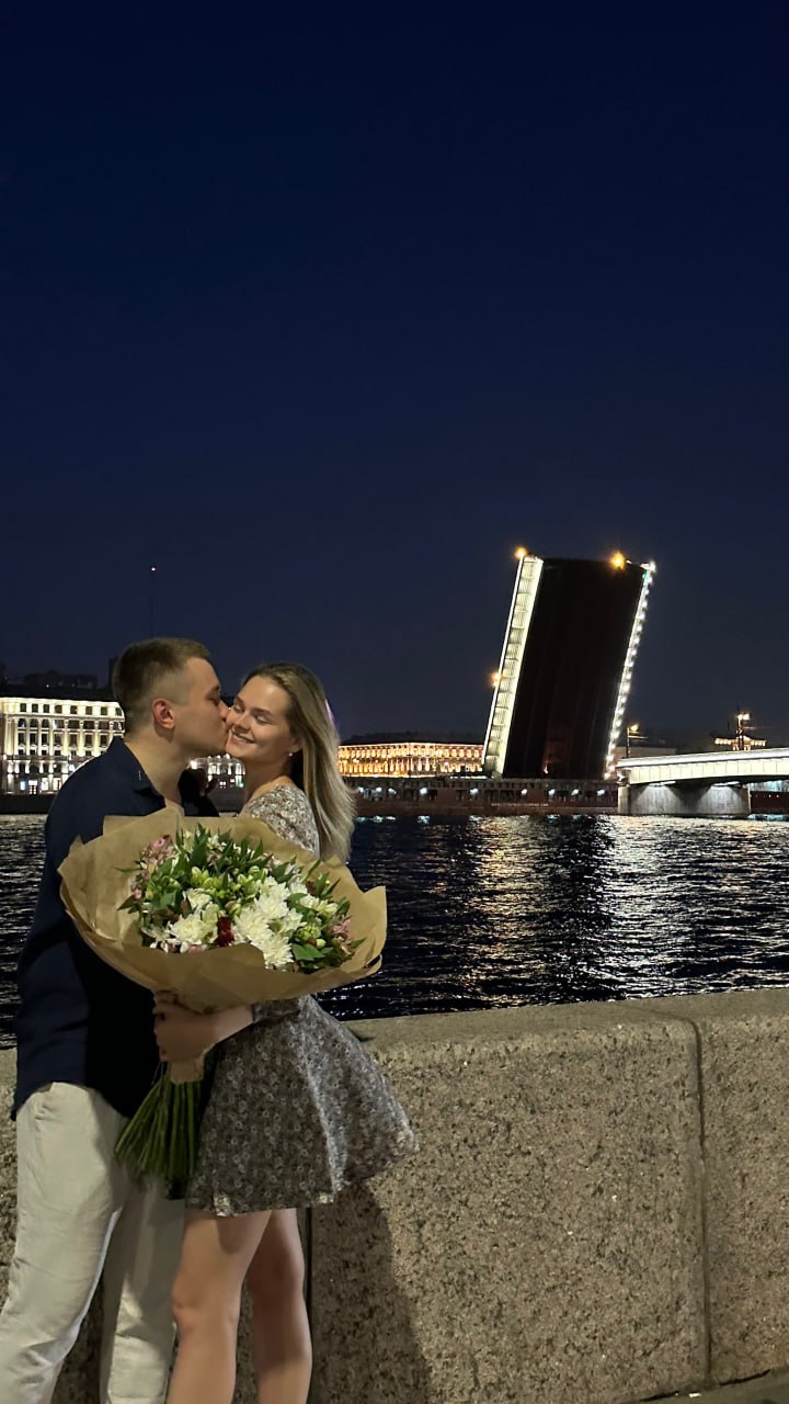 Максим и Ульяна на фоне разводных мостов Петербурга